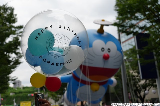 「ドラえもんパレード」でのび太、しずか、ドラミと子どもたちがドラえもんの誕生日をお祝い!