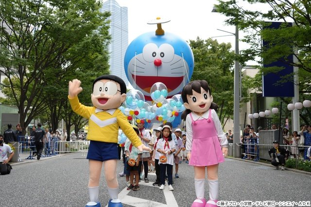「ドラえもんパレード」でのび太、しずか、ドラミと子どもたちがドラえもんの誕生日をお祝い!