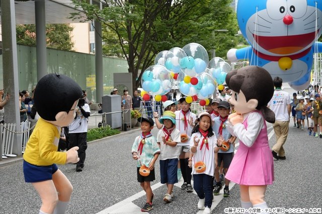 「ドラえもんパレード」でのび太、しずか、ドラミと子どもたちがドラえもんの誕生日をお祝い!