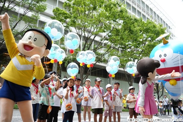 「ドラえもんパレード」でのび太、しずか、ドラミと子どもたちがドラえもんの誕生日をお祝い!