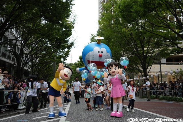 「ドラえもんパレード」でのび太、しずか、ドラミと子どもたちがドラえもんの誕生日をお祝い!