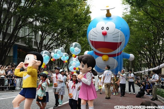 「ドラえもんパレード」でのび太、しずか、ドラミと子どもたちがドラえもんの誕生日をお祝い!