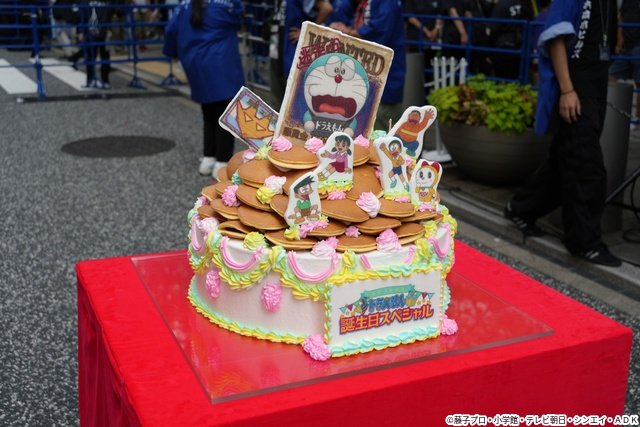 「ドラえもんパレード」でのび太、しずか、ドラミと子どもたちがドラえもんの誕生日をお祝い!