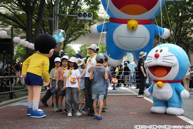 「ドラえもんパレード」でのび太、しずか、ドラミと子どもたちがドラえもんの誕生日をお祝い!