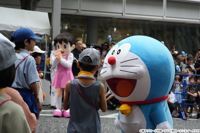 「ドラえもんパレード」でのび太、しずか、ドラミと子どもたちがドラえもんの誕生日をお祝い!