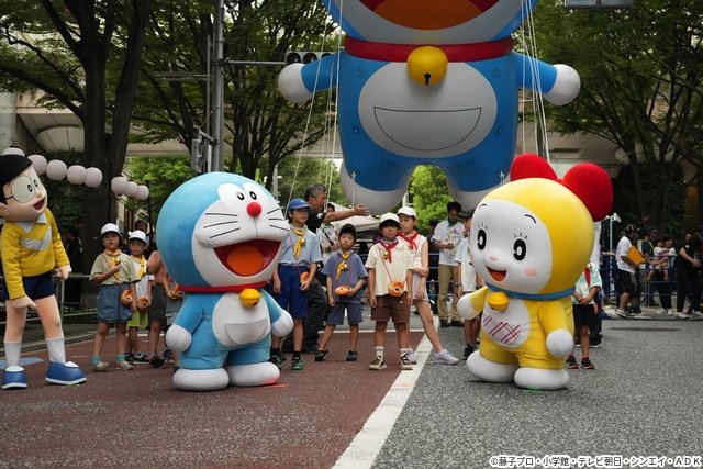 「ドラえもんパレード」でのび太、しずか、ドラミと子どもたちがドラえもんの誕生日をお祝い!