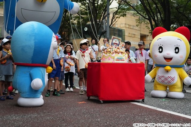「ドラえもんパレード」でのび太、しずか、ドラミと子どもたちがドラえもんの誕生日をお祝い!