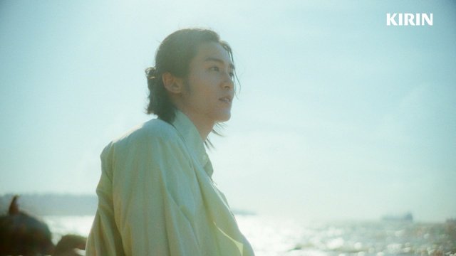 目黒蓮が「午後の紅茶」フルーツ＆アイスティー新CMに登場！　夏の終わりを感じる爽やかな映像に