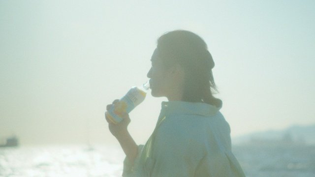 目黒蓮が「午後の紅茶」フルーツ＆アイスティー新CMに登場！　夏の終わりを感じる爽やかな映像に